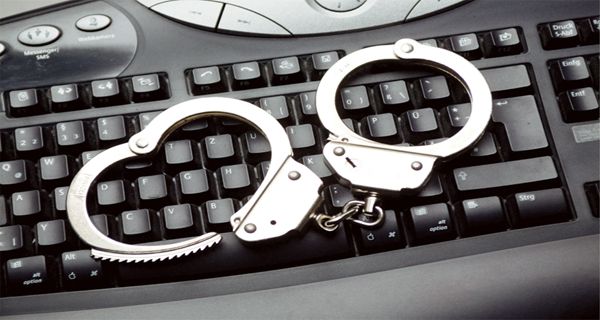 الشرطة تكشف ملابسات جريمة تهديد عبر مواقع التواصل الاجتماعي وتقبض على 4 تجار مخدرات