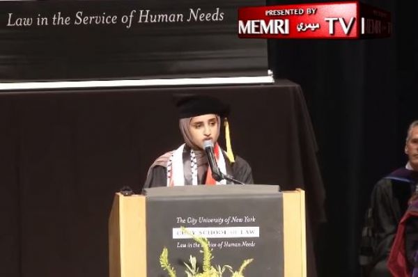 نيويورك: طالبة من أصول يمنية تدعو للإفراج عن فلسطينيين في السجون الأمريكية 
